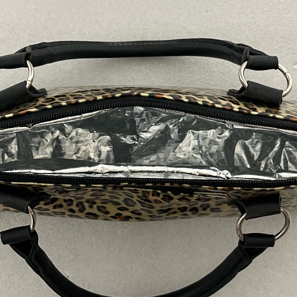 Primeware Insulated Single Bottle Wine
Clutch purse in a leopard print pattern. - Picture 4 of 5